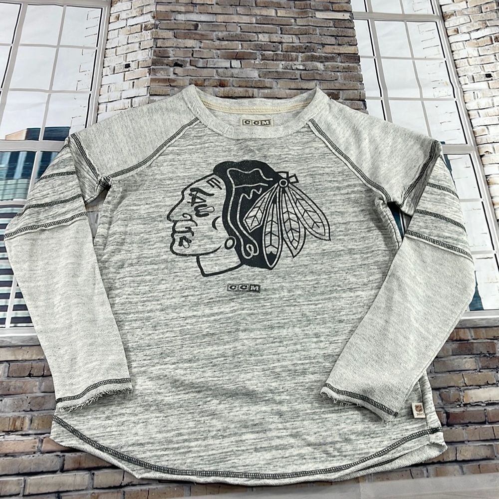 NWT Women’s CCM NHL Gray Graphic Detailed Long Sleeve Shirt (M)GD03